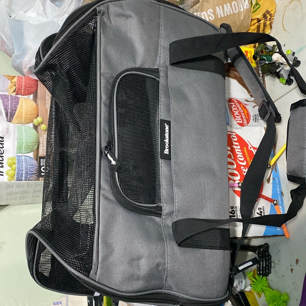 Cat carrier never been used.